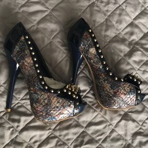 Multi color navy pumps